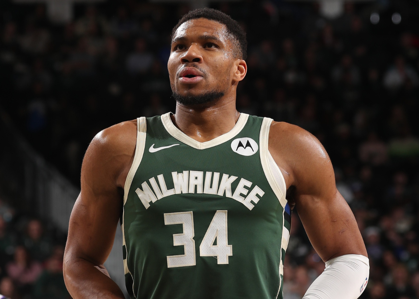 天博-尼克斯官方征集球迷最爱的照片，雄鹿官方晒字母哥骑扣照回应