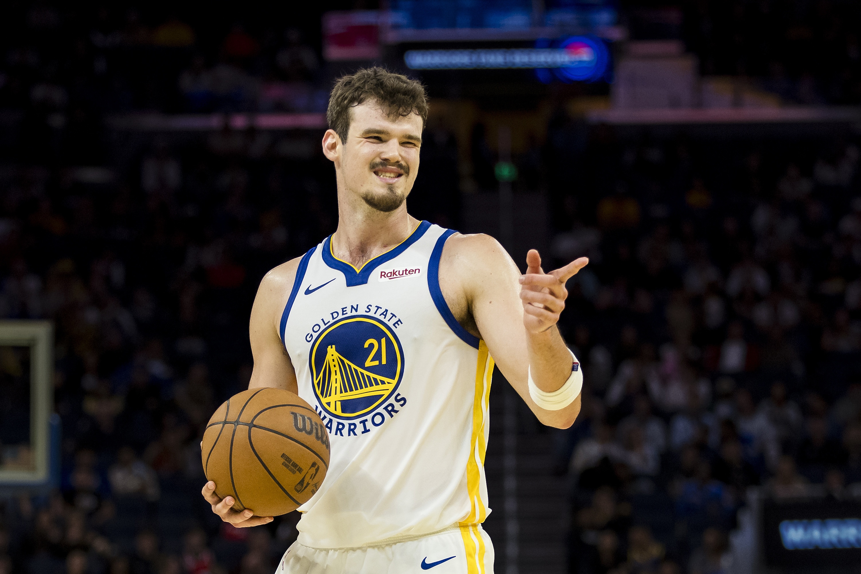 波斯特今日命中5个三分 平勇士队史首发中锋球员里单场最高